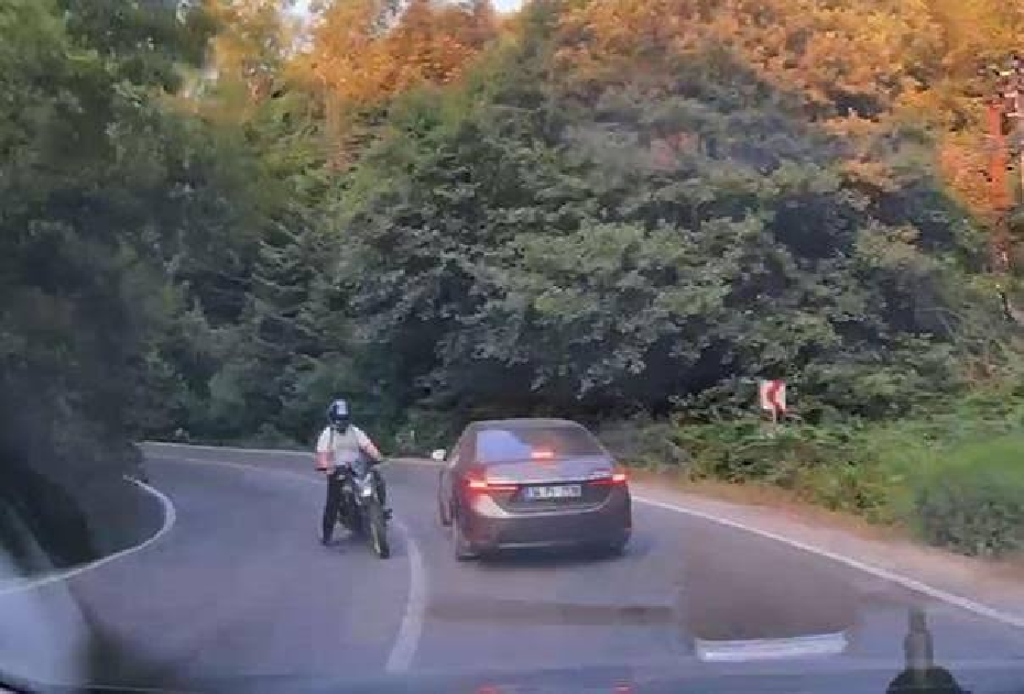 Motosiklet Otomobile Çarptı: Güvenlik Kameralarına Yansıyan Anlar