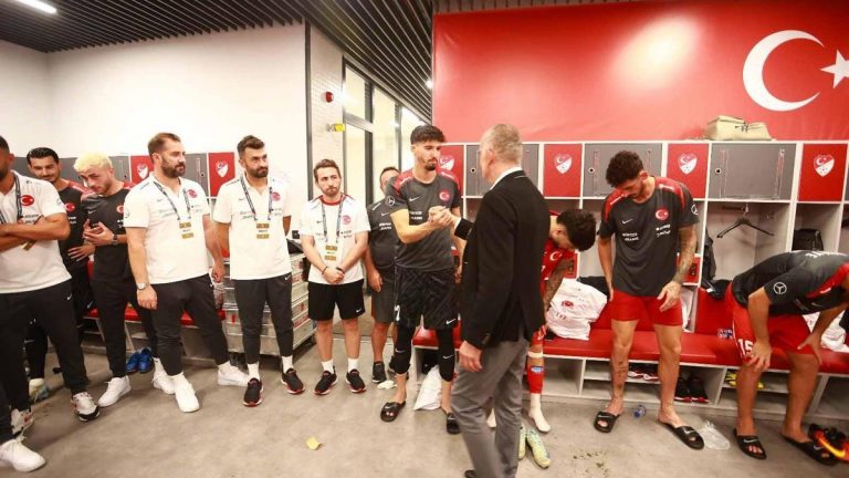 TFF Başkanı İbrahim Hacıosmanoğlu soyunma odasında Ay Yıldızları tebrik etti!