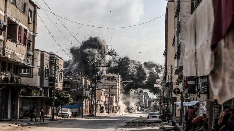 Gazze’nin kuzeyinde iletişimleri kesen soykırımcı İsrail, bölgede yoğun bombardıman gerçekleştiriyor.