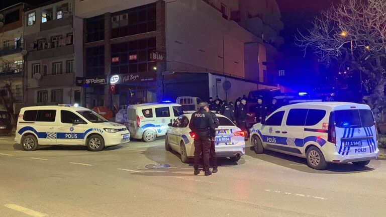 Savrulan sürücü polis aracına çarptı