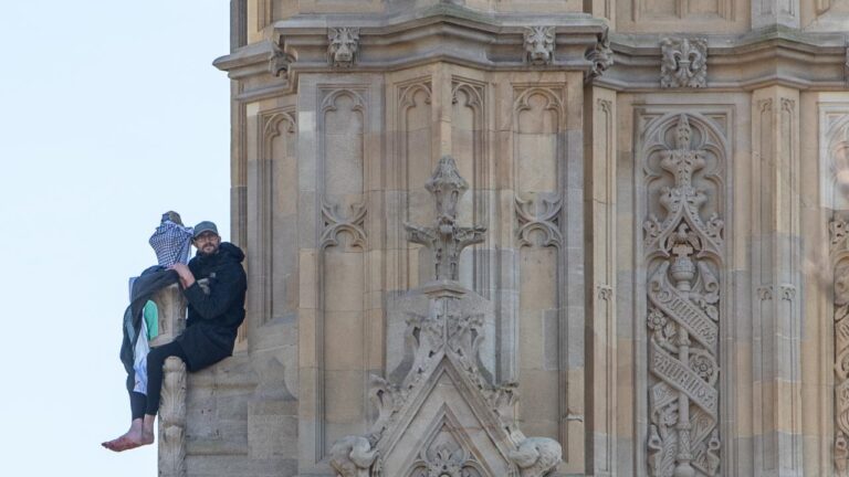 Big Ben’e giden ve Filistin bayrağını açan gösterici eylemi sonuçlandırdı