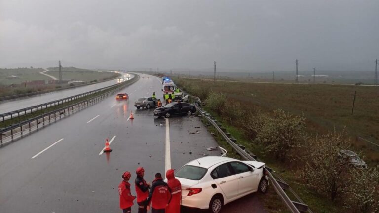 İstanbulizmir Otoyolunda Zincir Kazası: 2 Ölü, 4 Yaralı
