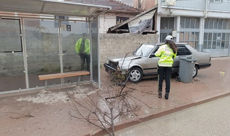 Drift sürücüsü, kaçarken otobüs durağına vur – Türkiye haberlerini kırıyor