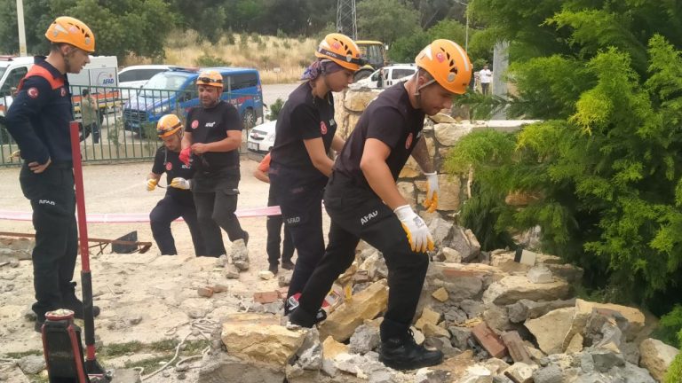 İzmir’de düğün salonunun dekoratif beton kemeri yıkıldı: 1 ölü, 1 yaralı