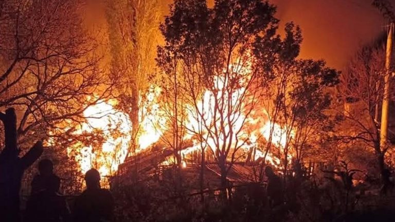 Çorum'da yangın: 3 ev küle döndü