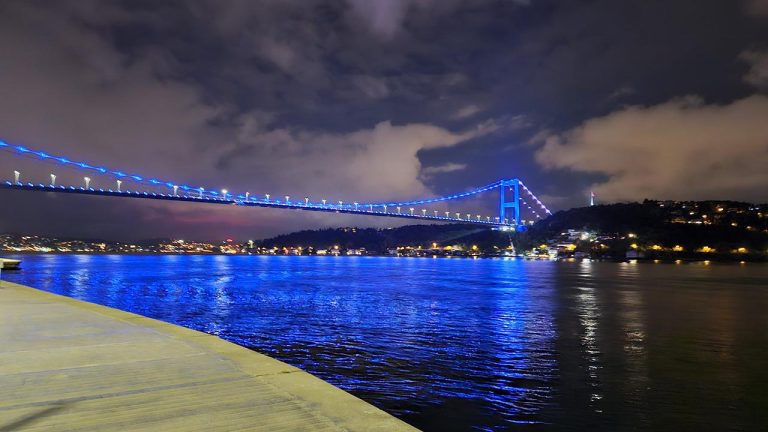 Fatih Sultan Mehmet Köprüsü mavi renge büründü
