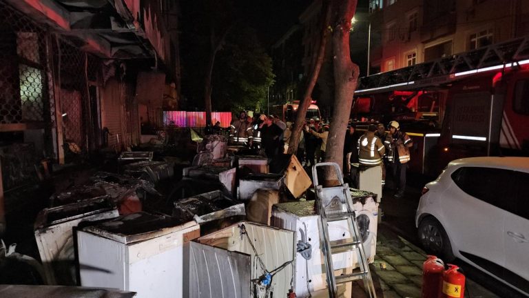 İstanbul’da beyaz eşya mağazasında yangın çıktı