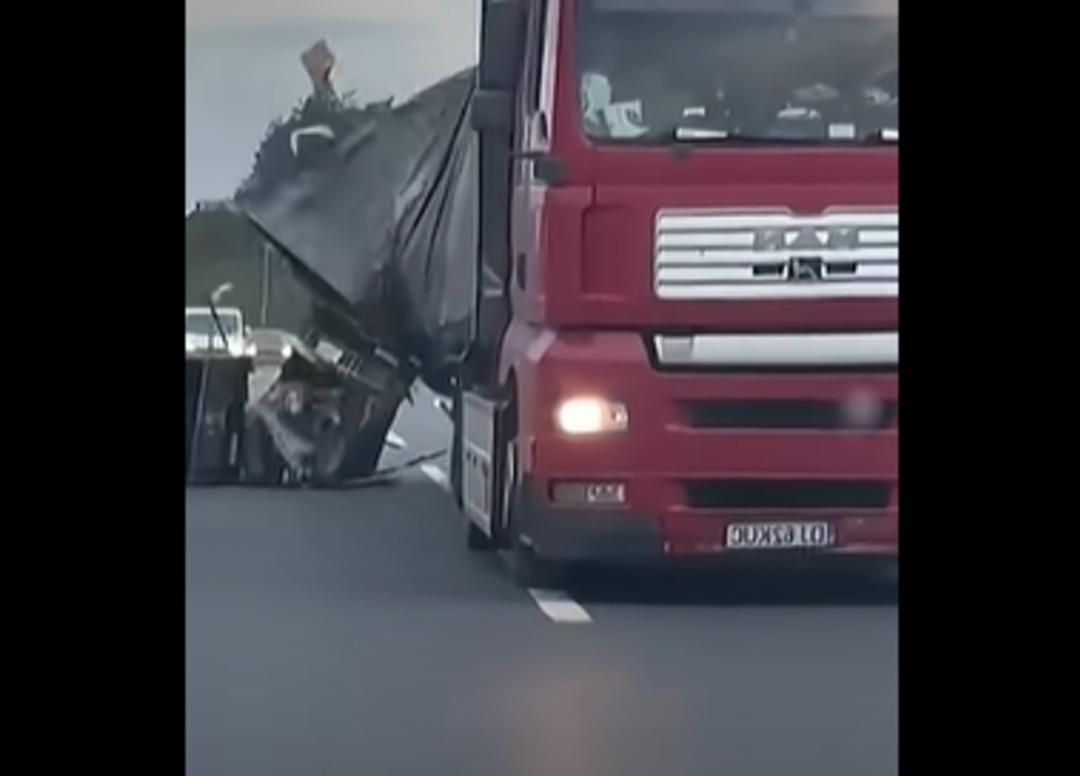 Otoyolda korku dolu anlar! Kamyon zikzak çizerek ilerleyerek yükün sallanmasına neden oldu... Kamyonu gören sürücüler kamyonu durdurdu.