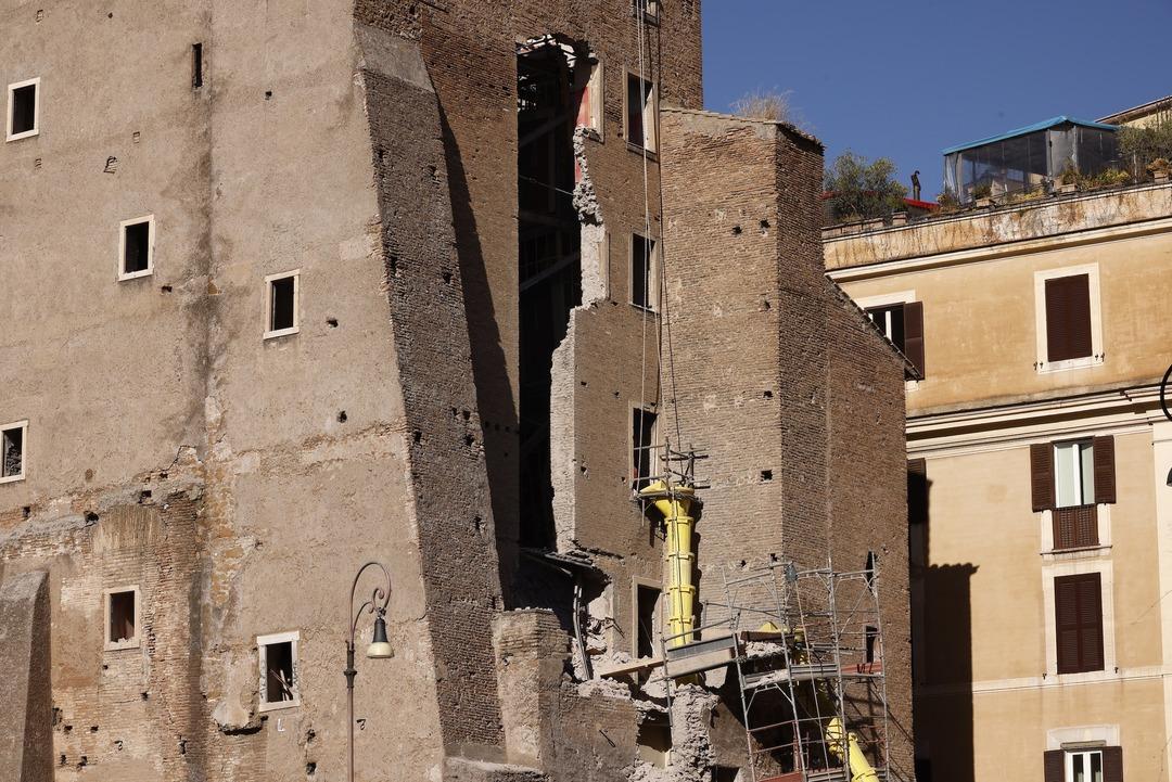 Avrupa'nın göbeğinde kule faciası: Bütün İtalya'yı paniğe sürükledi! Roma'da film kurtarma operasyonu 4