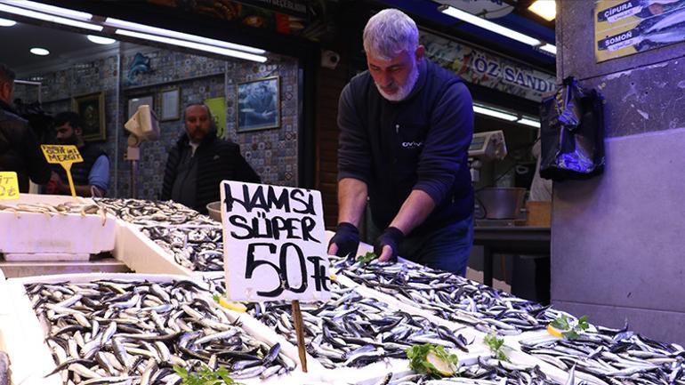 Fiyat 40 TL'ye düşerken vatandaşlar metrelerce kuyruk oluşturdu. Çocuklarımızla birlikte yiyeceğiz.