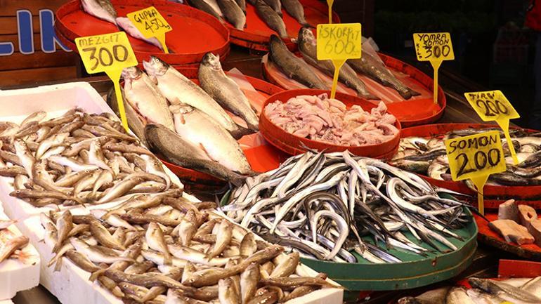 Fiyat 40 TL'ye düşerken vatandaşlar metrelerce kuyruk oluşturdu. Çocuklarımızla birlikte yiyeceğiz.